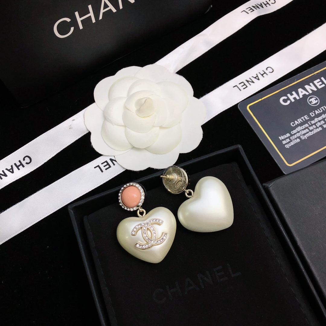 [TOP] CHANEL Hearts Pearls Gold Pink and White