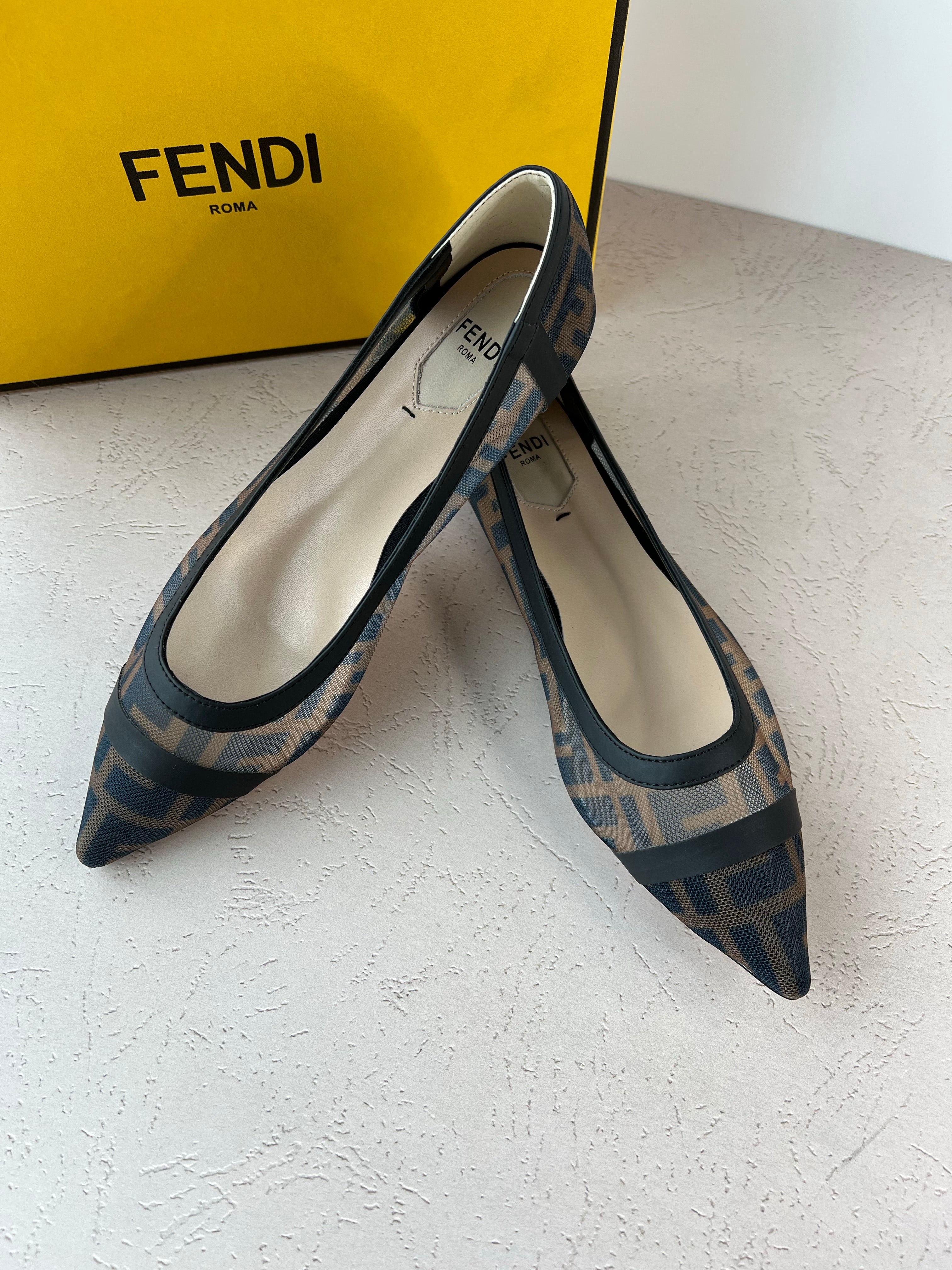 [TOP] FENDI FENDI Colibri Mesh Pointy Toes Flat Sandals