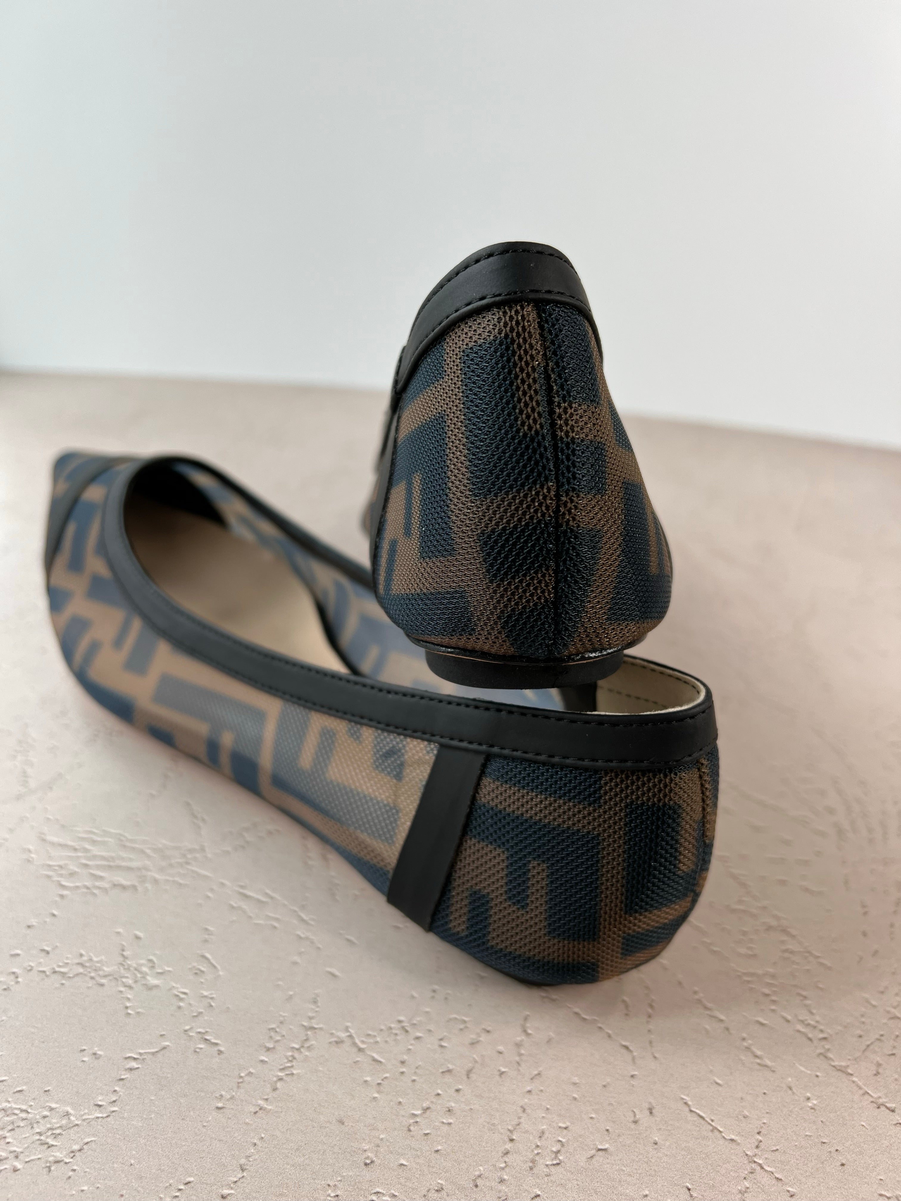 [TOP] FENDI FENDI Colibri Mesh Pointy Toes Flat Sandals