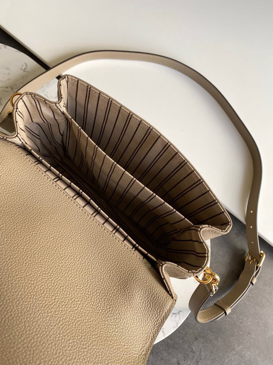 [TOP] Louis Vuitton LV £V Empreinte Pochette Metis 25X19X7cm - Taupe