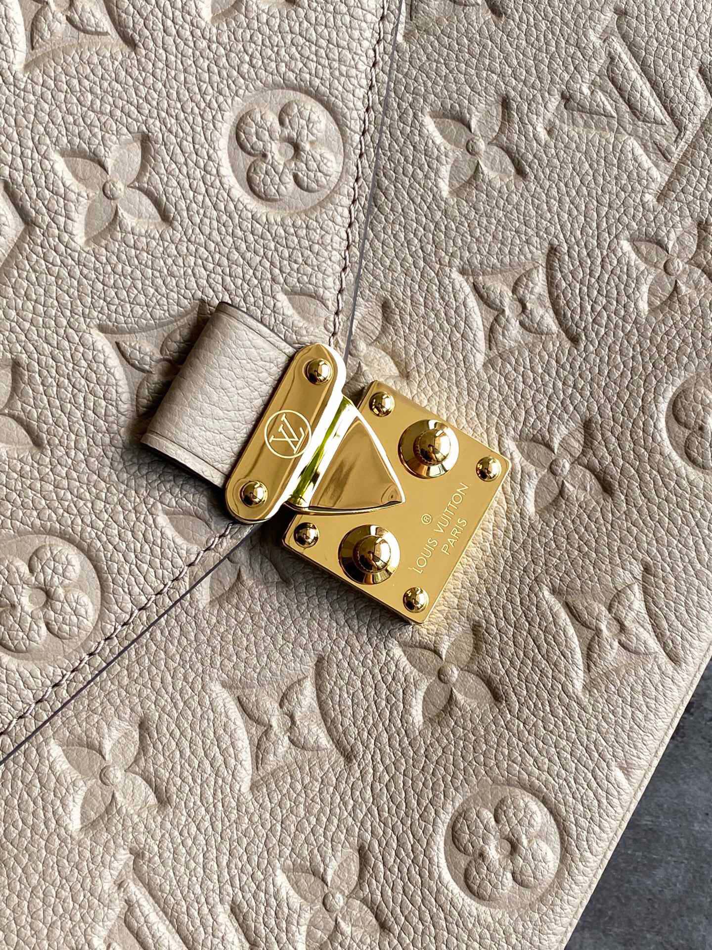 [TOP] Louis Vuitton LV £V Empreinte Pochette Metis 25X19X7cm - Taupe