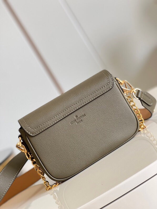 [TOP] Louis Vuitton LV L*V Lock Me Tender 13 x 8 x 19 cm- Khaki