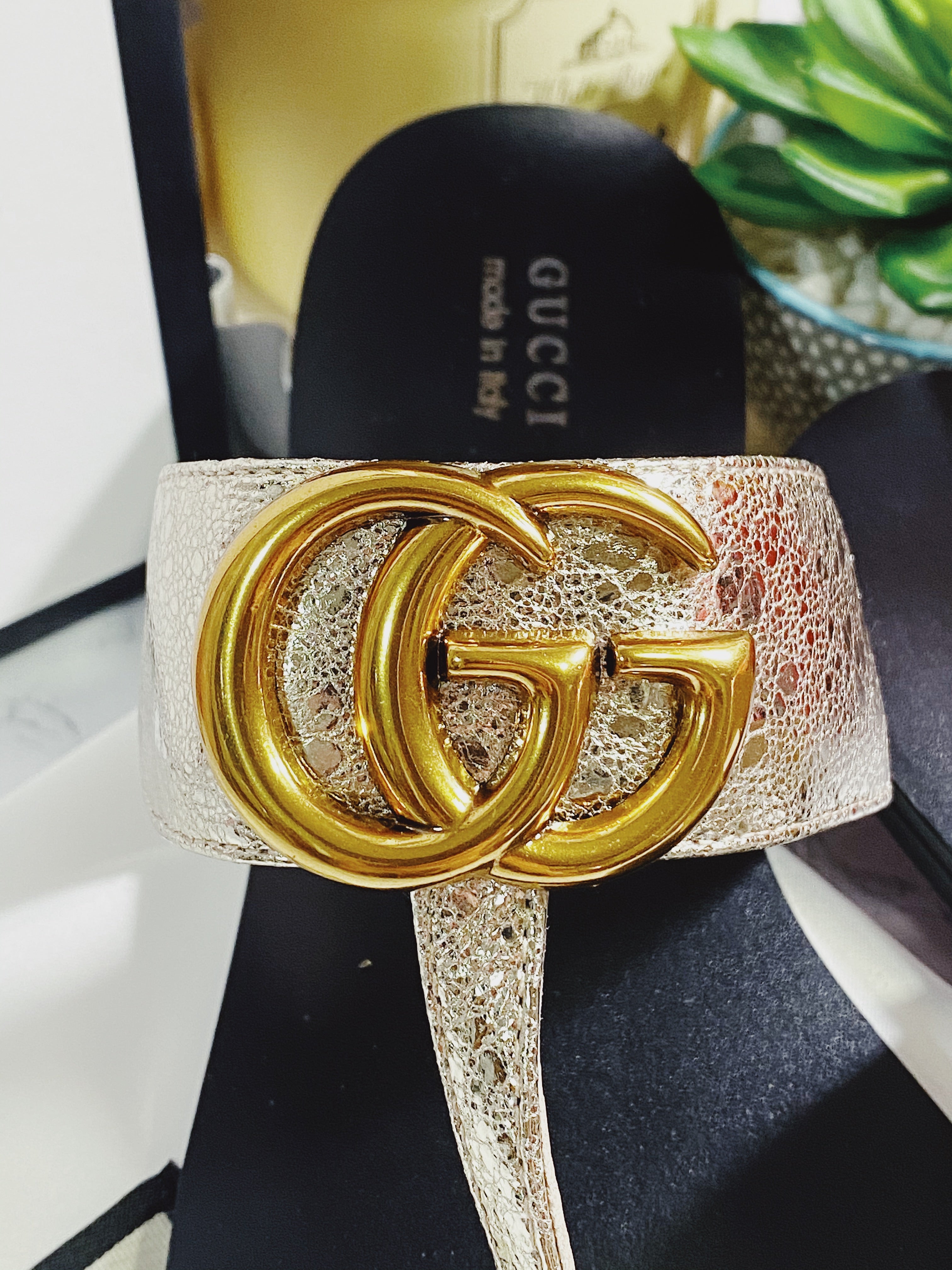 [TOP] GUCCI Thong Sandals - Gold