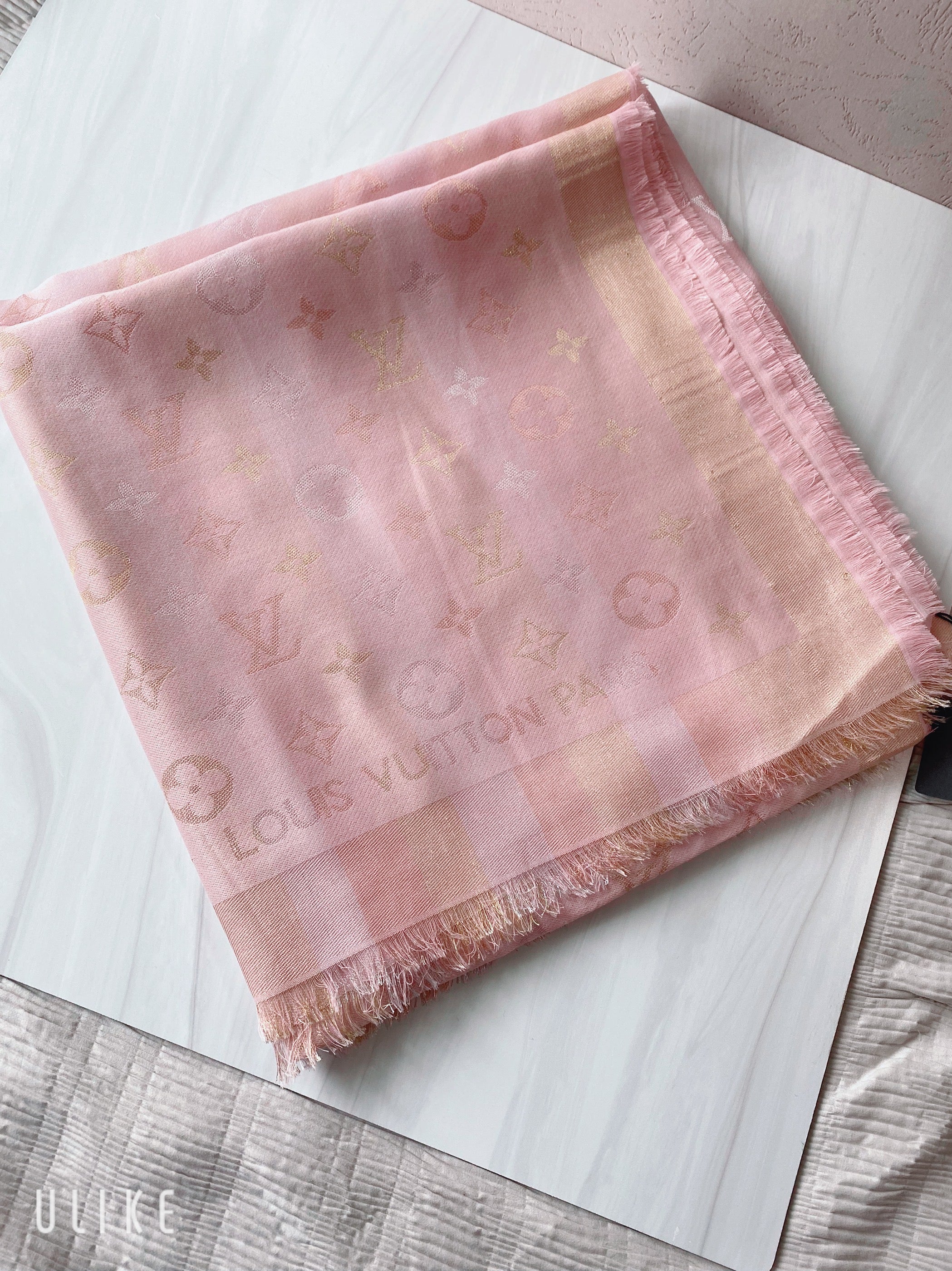 [TOP] Louis Vuitton LV £V Big Square Scarf - Light Pink