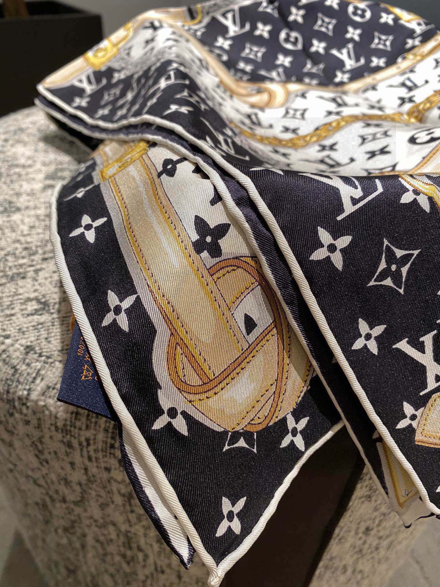 [TOP] Louis Vuitton LV L*V Silk Square Scarf