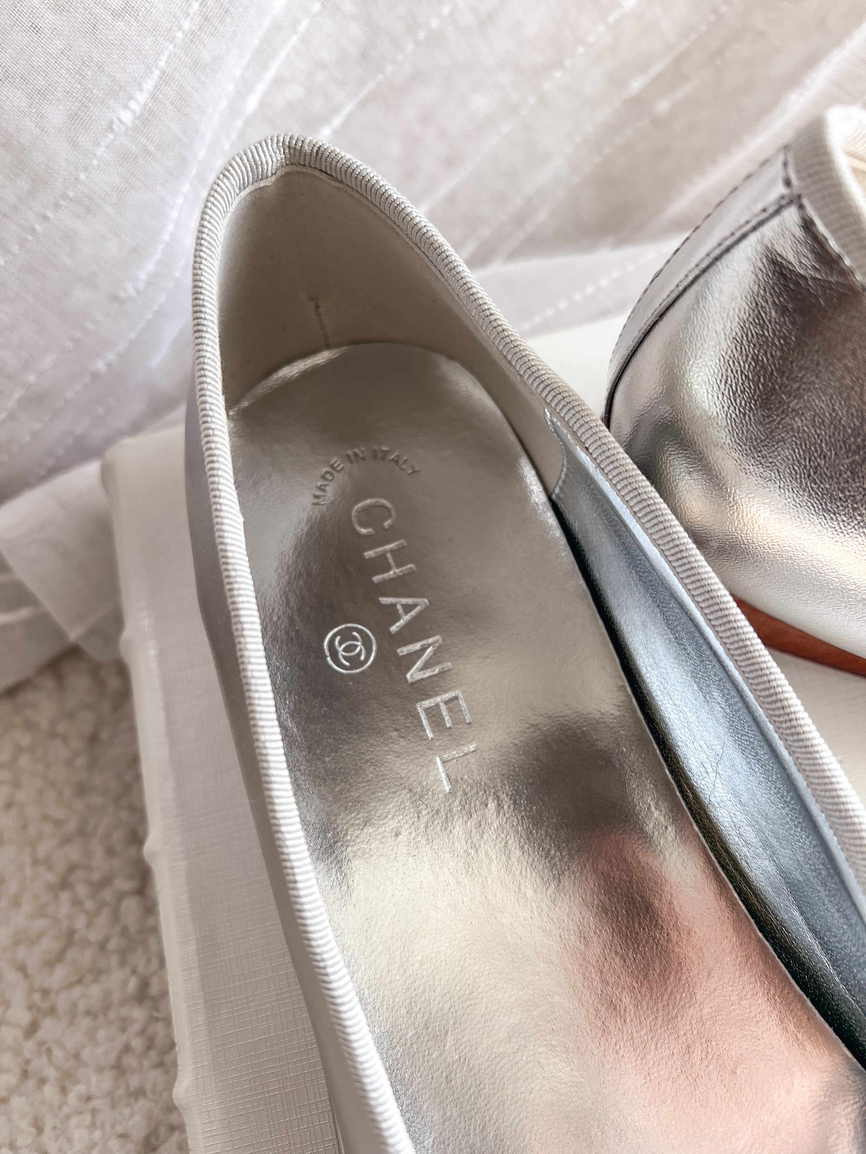 [TOP] CHANEL Flat Ballerina Cap Toes Bow - Metallic Silver