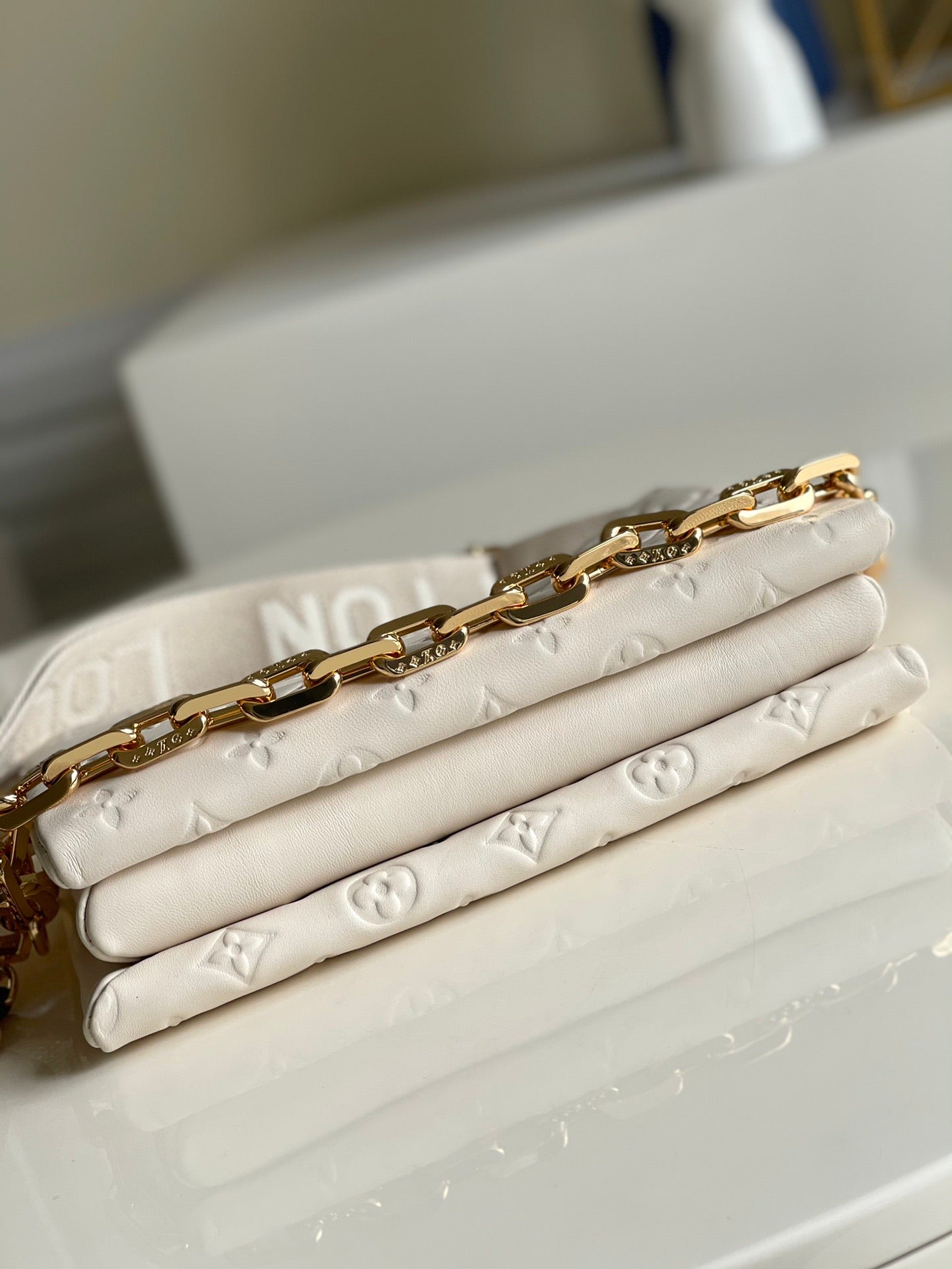 [TOP] Louis Vuitton LV £V Coussin Empreinte 26x20x12cm-  WHITE