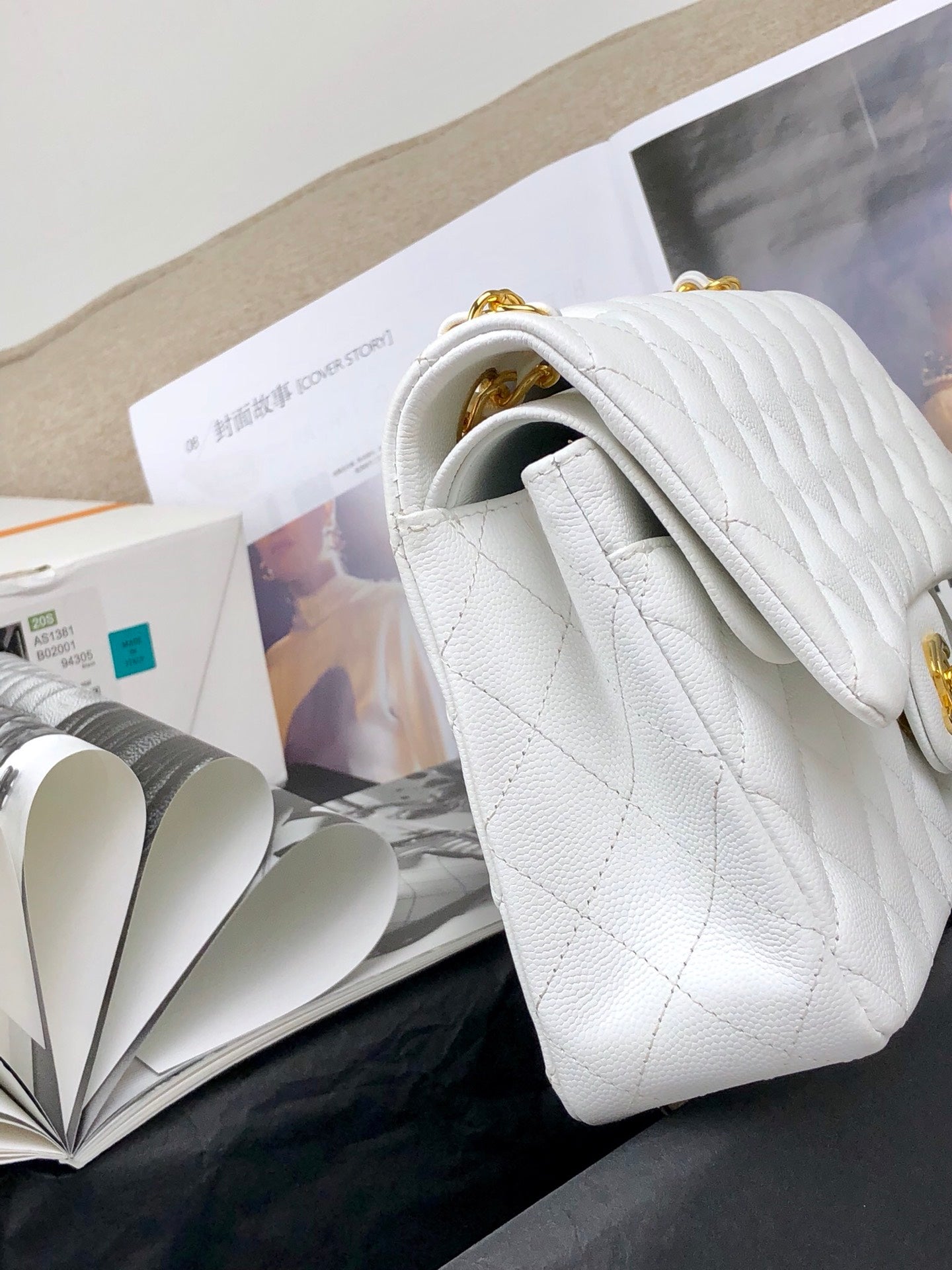 [TOP] CHANEL Classic Flap Bag Caviar Medium 25.5cm – White & GHW