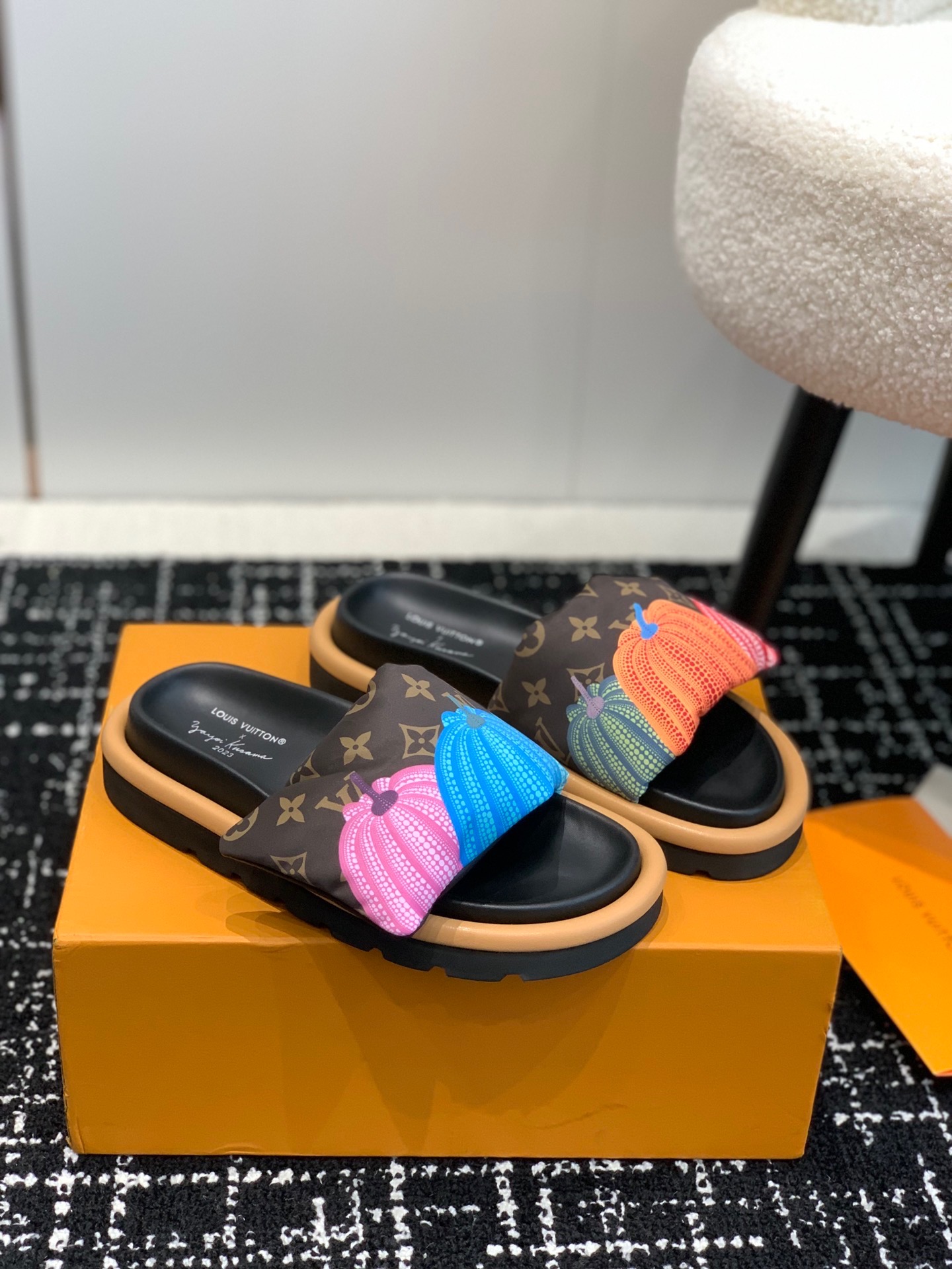 [TOP] Louis Vuitton LV L*V Flat Comfort quilted Sliders - 3 Colours