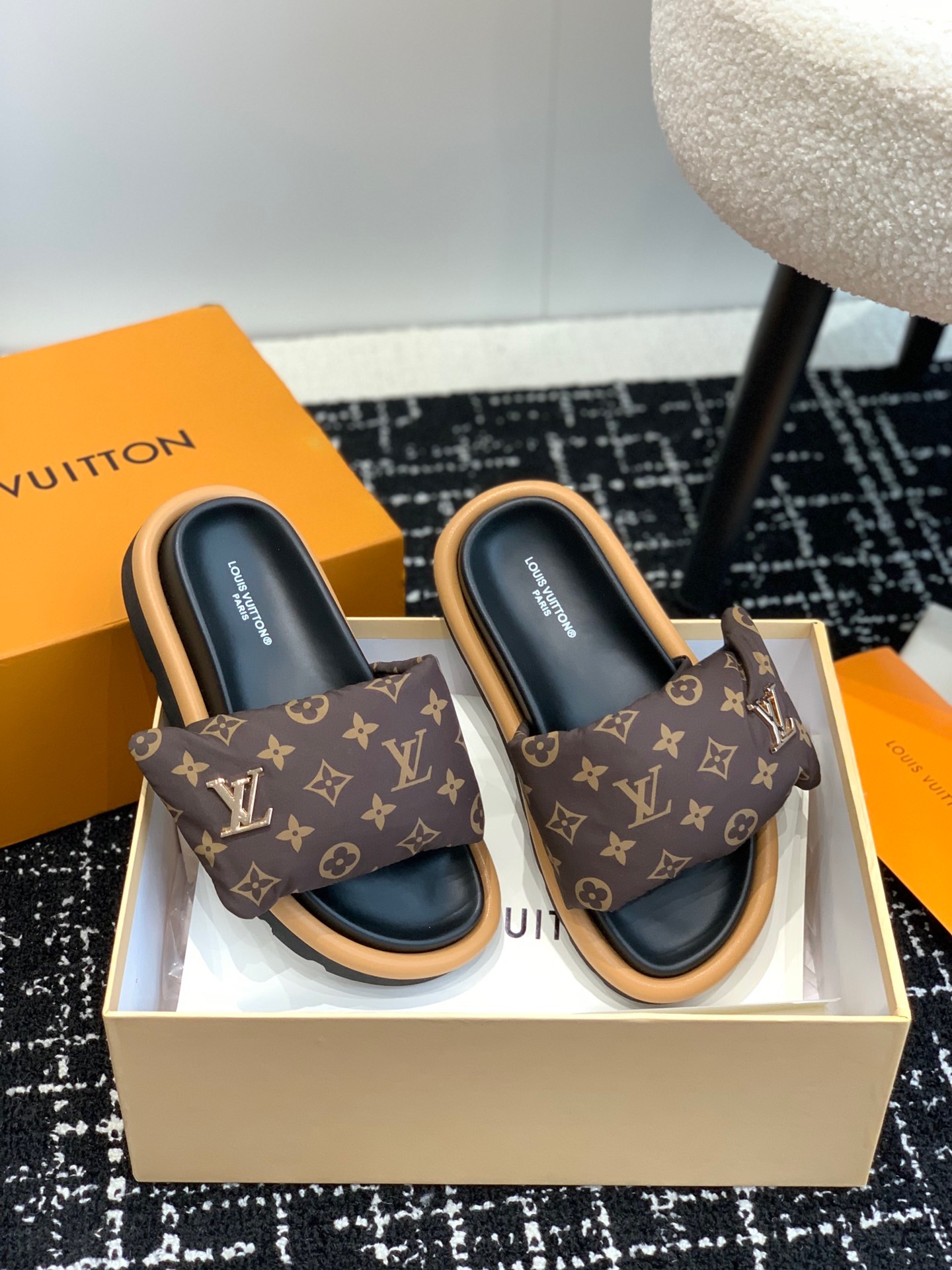[TOP] Louis Vuitton LV L*V Flat Comfort quilted Sliders - 3 Colours