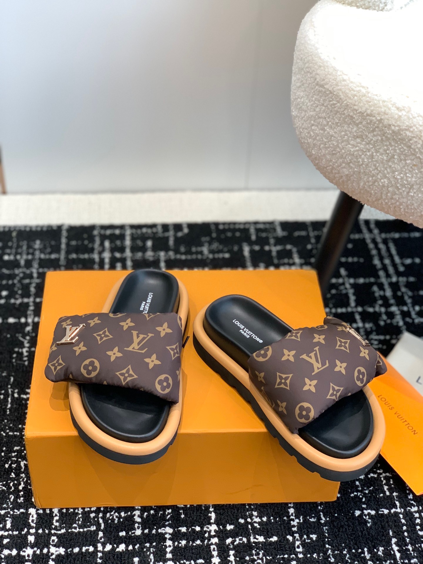 [TOP] Louis Vuitton LV L*V Flat Comfort quilted Sliders - 3 Colours