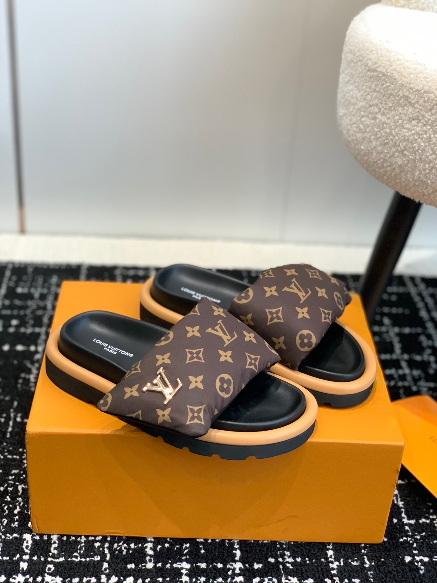 [TOP] Louis Vuitton LV L*V Flat Comfort quilted Sliders - 3 Colours