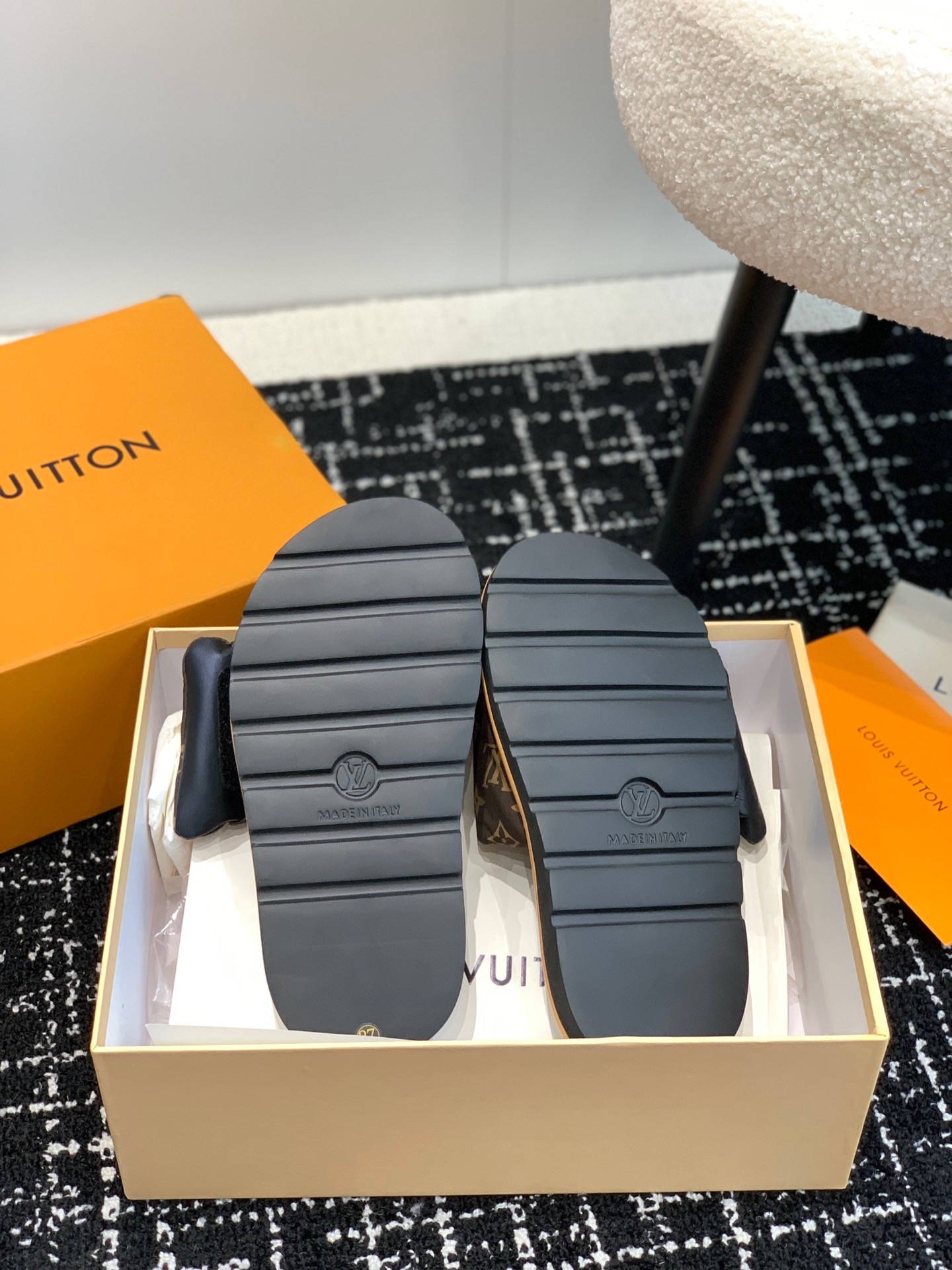 [TOP] Louis Vuitton LV L*V Flat Comfort quilted Sliders - 3 Colours