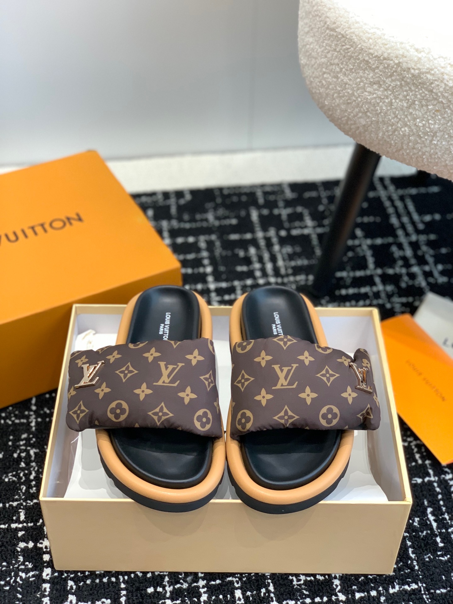 [TOP] Louis Vuitton LV L*V Flat Comfort quilted Sliders - 3 Colours