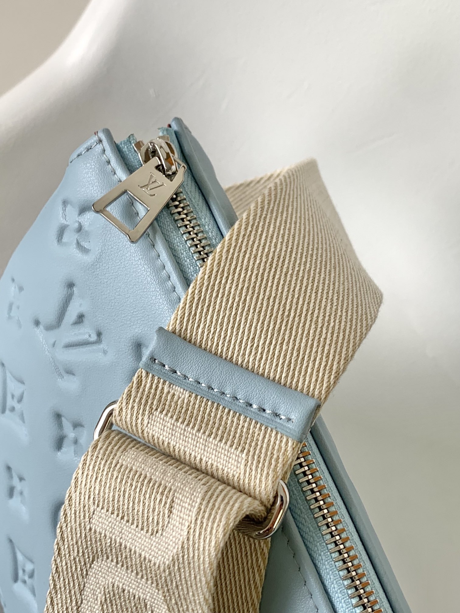 [TOP] Louis Vuitton LV £V Coussin 26 x 20 x 12 cm- HAZE BLUE