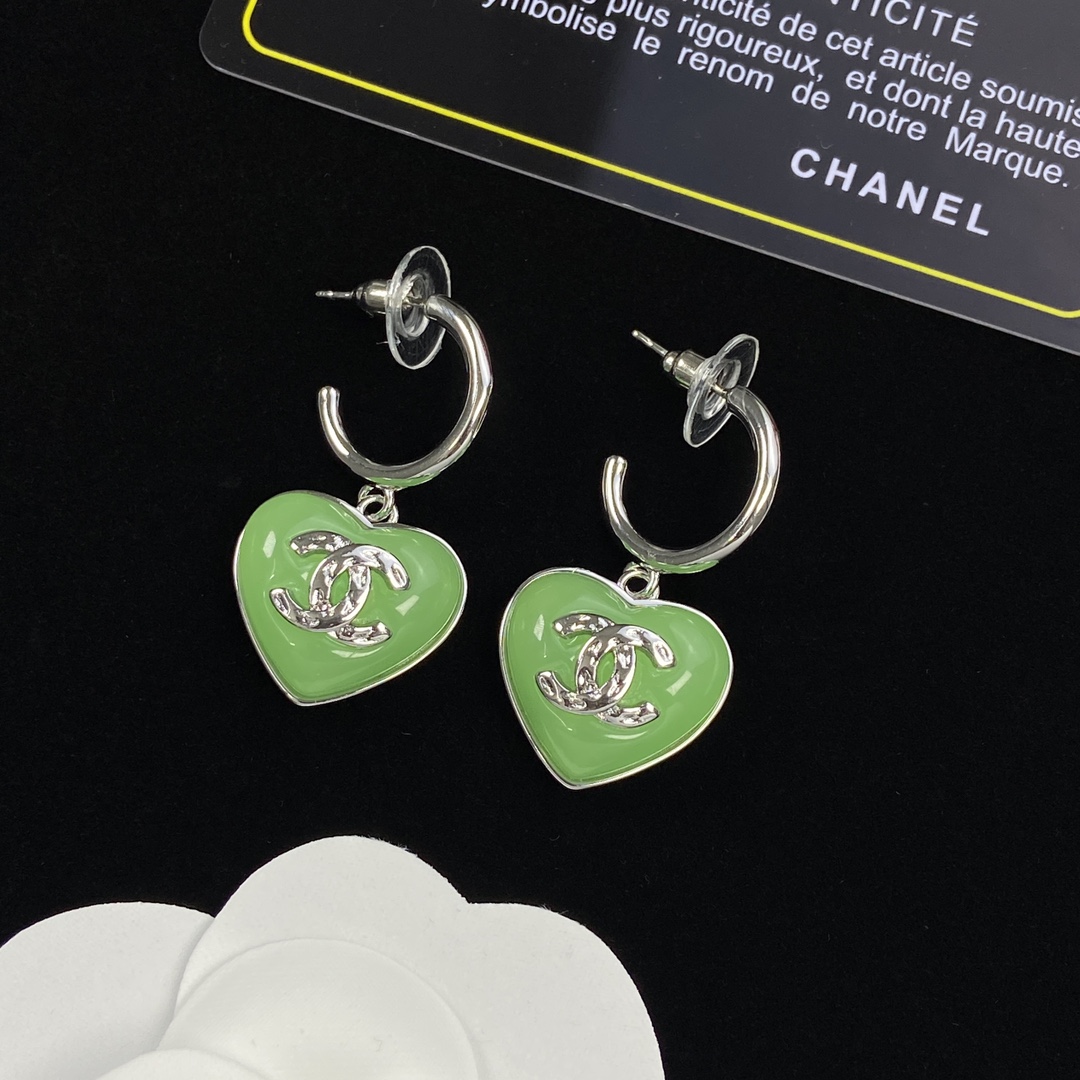 [Top] CHANEL Metallic Green Heart Earrings - silver