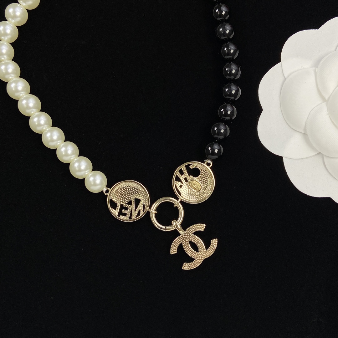 [TOP] CHANEL Black and White Pearl Necklace