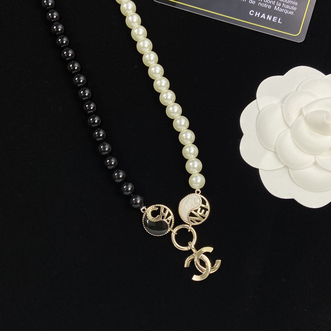 [TOP] CHANEL Black and White Pearl Necklace