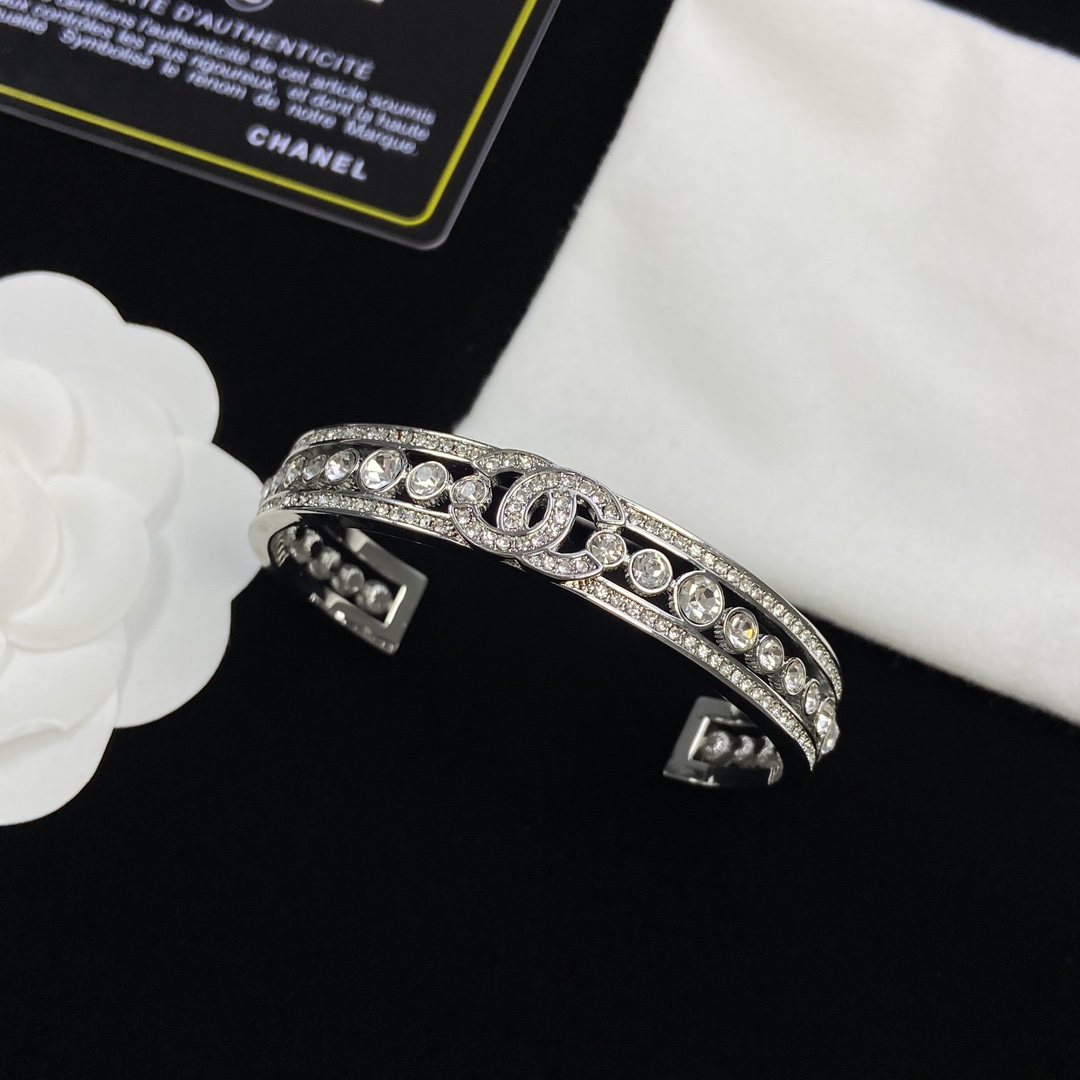 [TOP] CHANEL Metal/Diamond Bracelet - Silver
