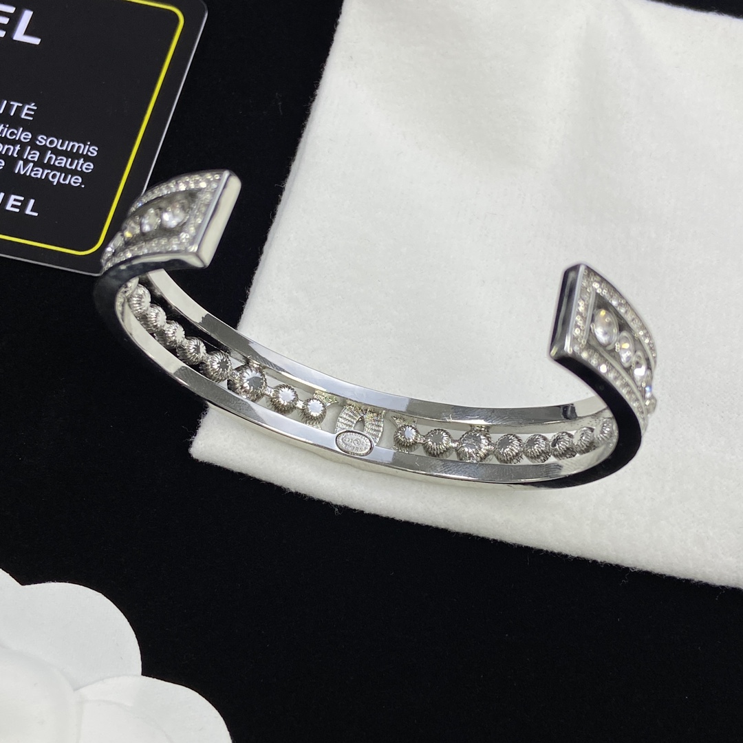[TOP] CHANEL Metal/Diamond Bracelet - Silver