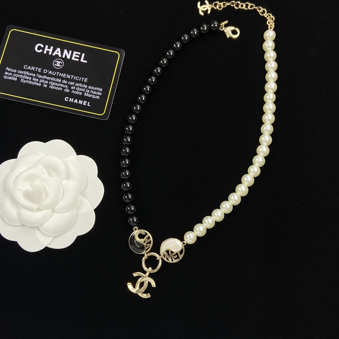 [TOP] CHANEL Black and White Pearl Necklace
