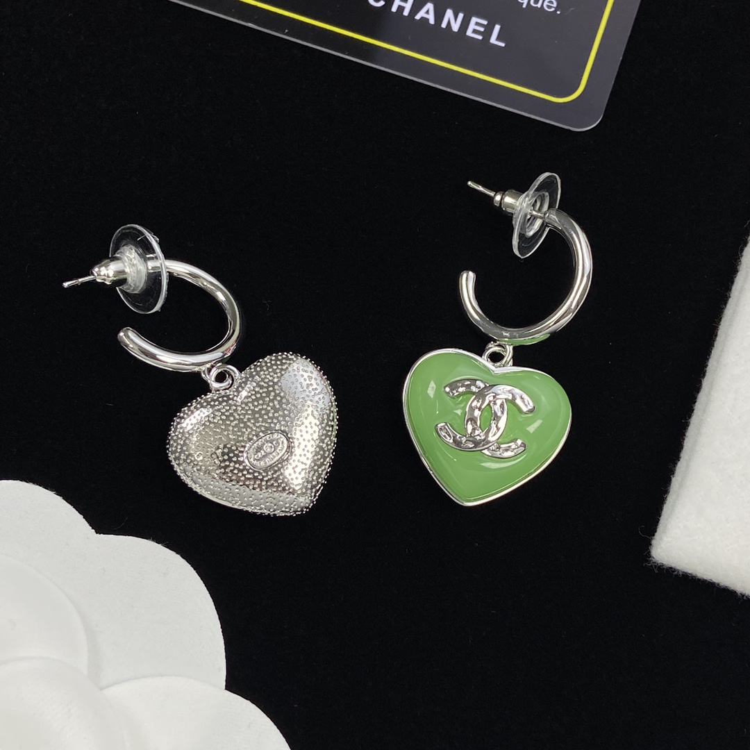 [Top] CHANEL Metallic Green Heart Earrings - silver