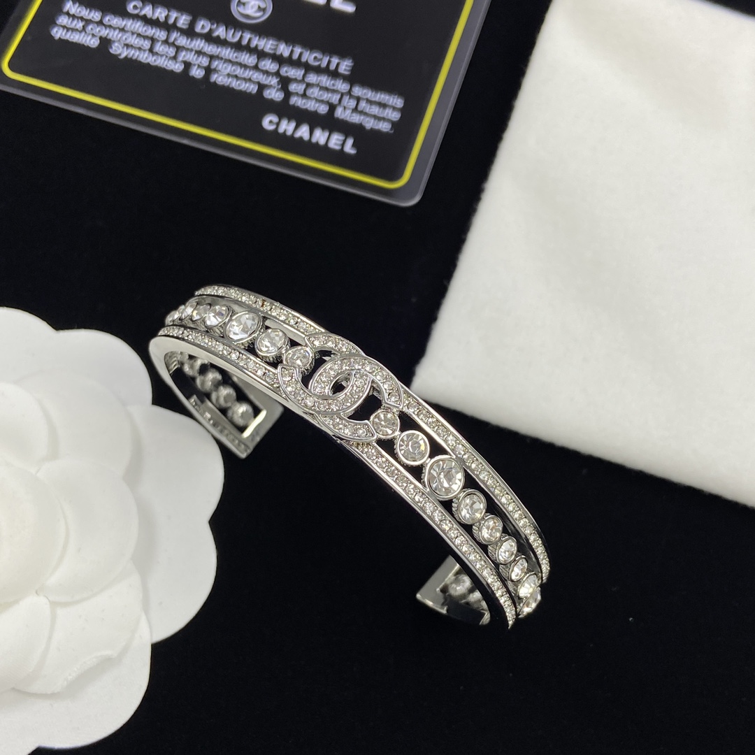 [TOP] CHANEL Metal/Diamond Bracelet - Silver