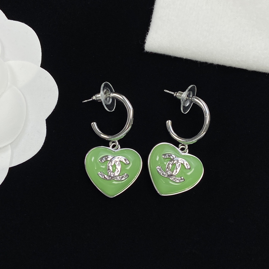 [Top] CHANEL Metallic Green Heart Earrings - silver