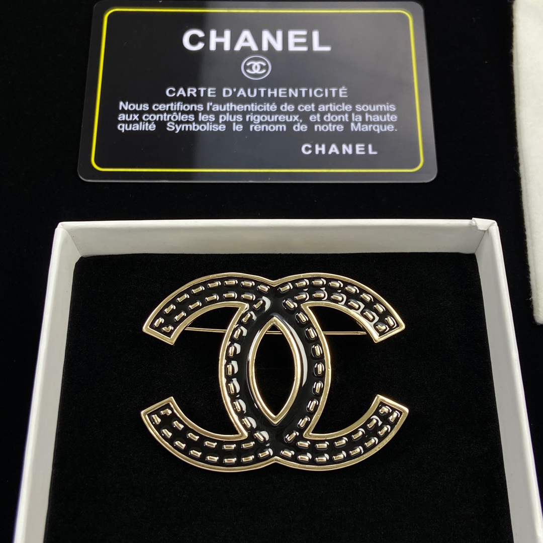 [TOP] CHANEL Large Metal Logo Brooch - Black