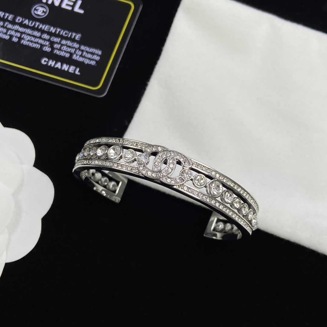 [TOP] CHANEL Metal/Diamond Bracelet - Silver