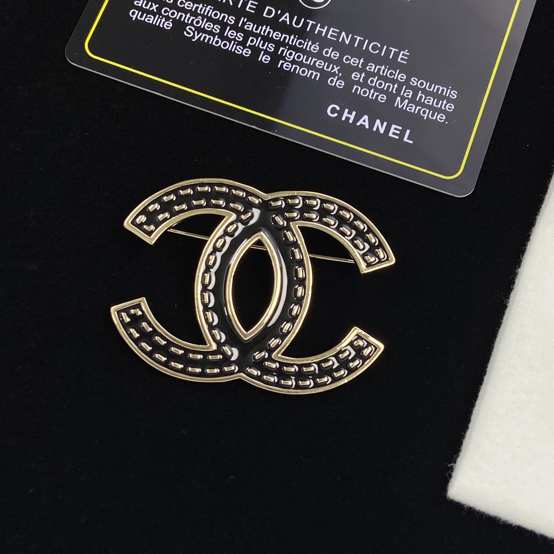 [TOP] CHANEL Large Metal Logo Brooch - Black