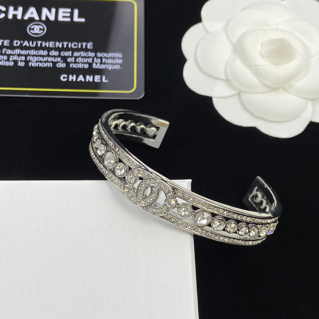 [TOP] CHANEL Metal/Diamond Bracelet - Silver