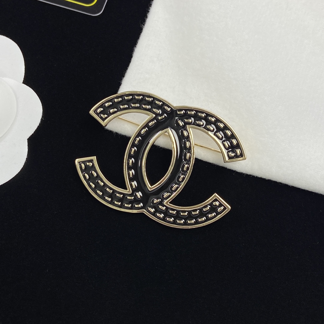 [TOP] CHANEL Large Metal Logo Brooch - Black