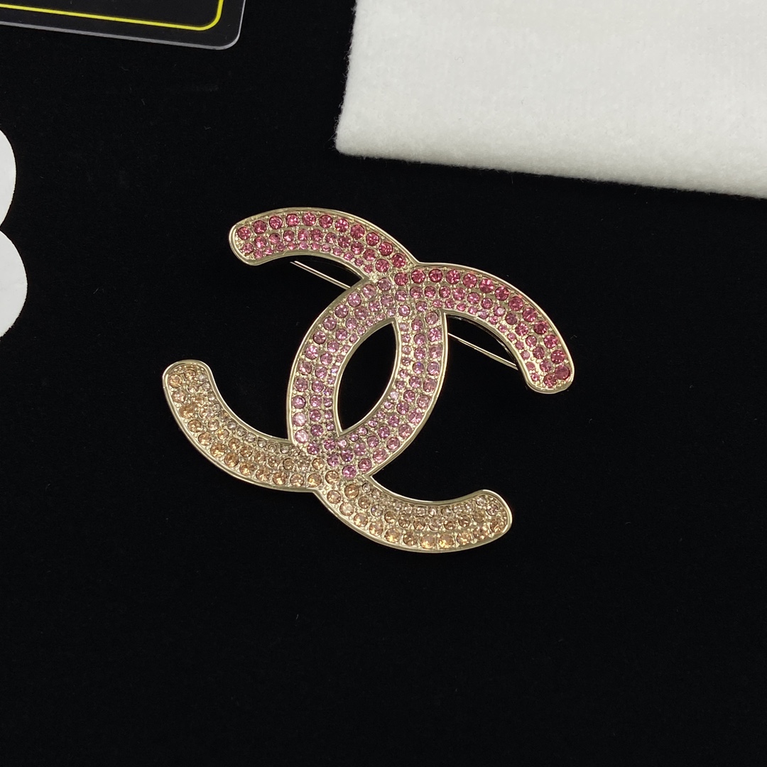 [TOP] CHANEL Metallic Gradient Pink Diamond Brooch - Gold