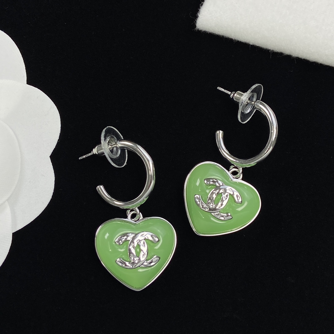 [Top] CHANEL Metallic Green Heart Earrings - silver
