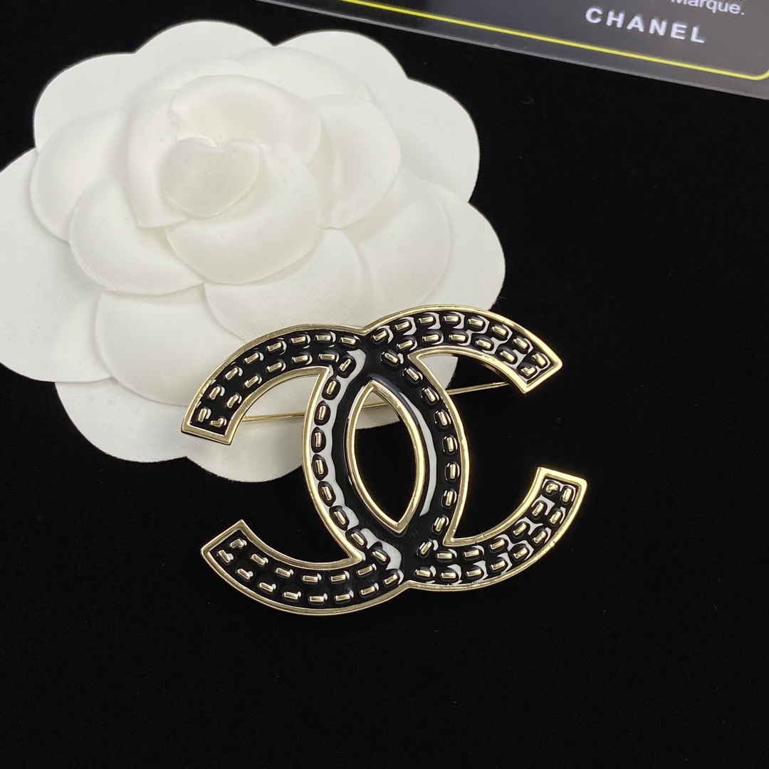 [TOP] CHANEL Large Metal Logo Brooch - Black