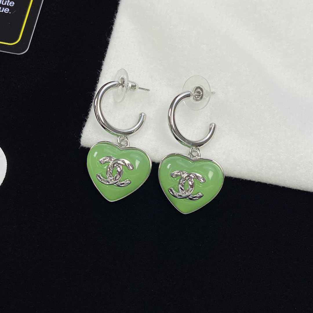 [Top] CHANEL Metallic Green Heart Earrings - silver