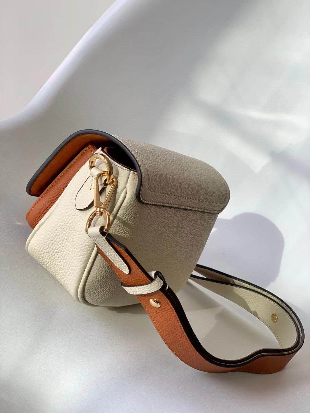 [TOP] Louis Vuitton LV  Epi Twist Bag 19/13/8cm- White