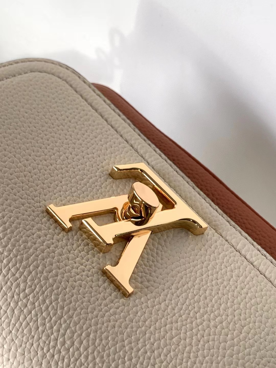 [TOP] Louis Vuitton LV  Epi Twist Bag 19/13/8cm- White