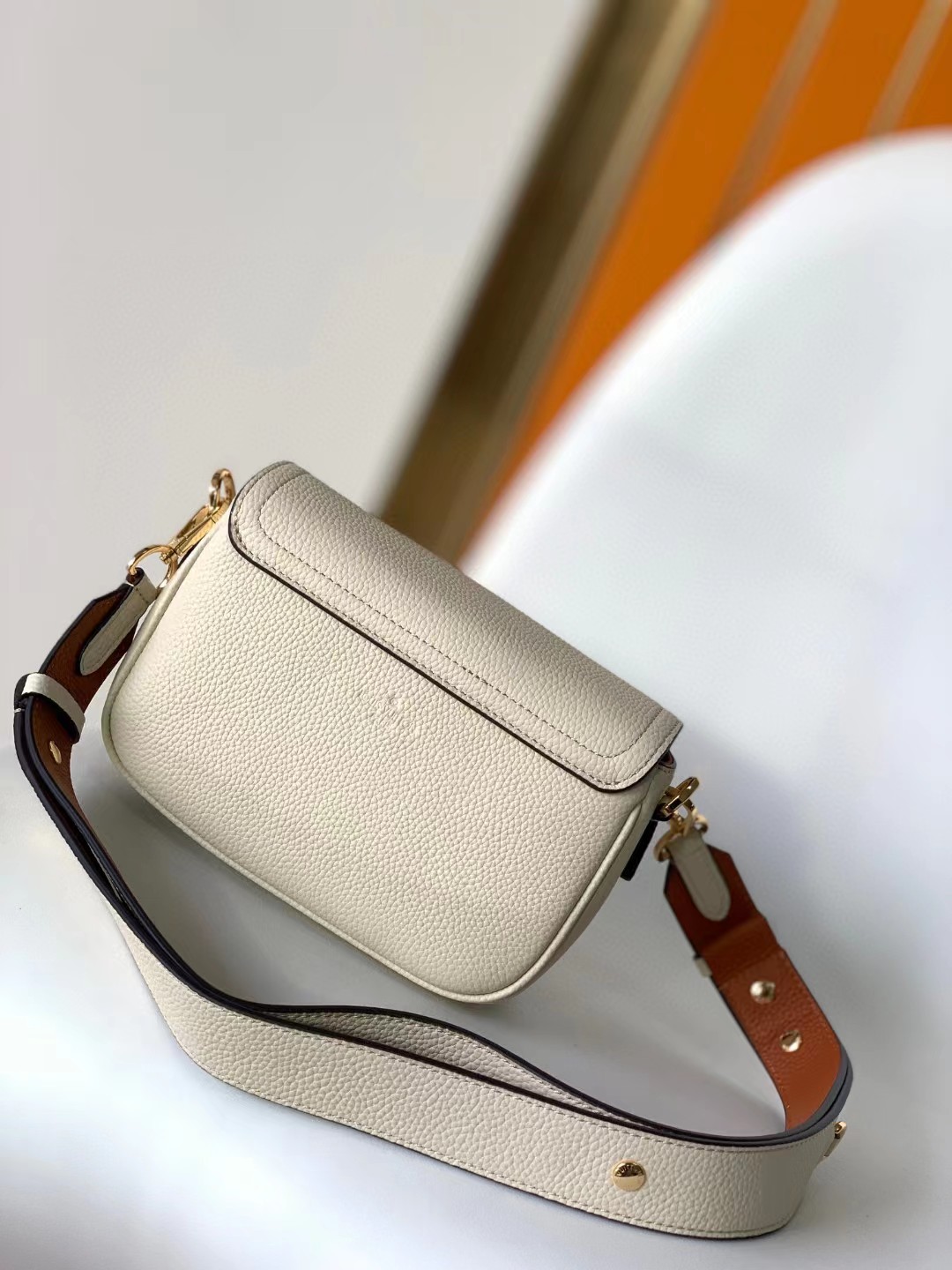 [TOP] Louis Vuitton LV  Epi Twist Bag 19/13/8cm- White