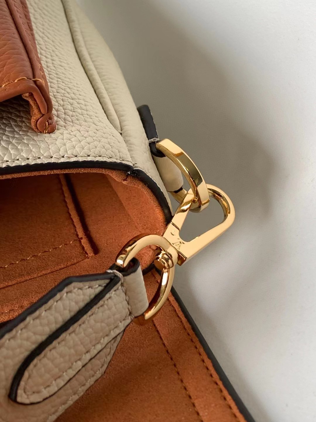 [TOP] Louis Vuitton LV  Epi Twist Bag 19/13/8cm- White