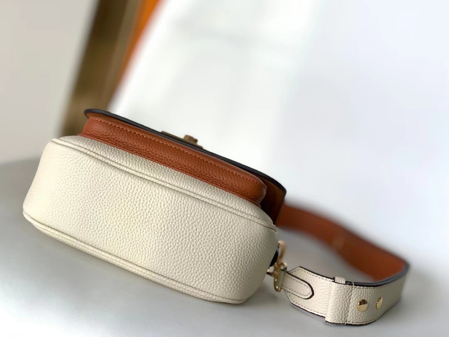 [TOP] Louis Vuitton LV  Epi Twist Bag 19/13/8cm- White