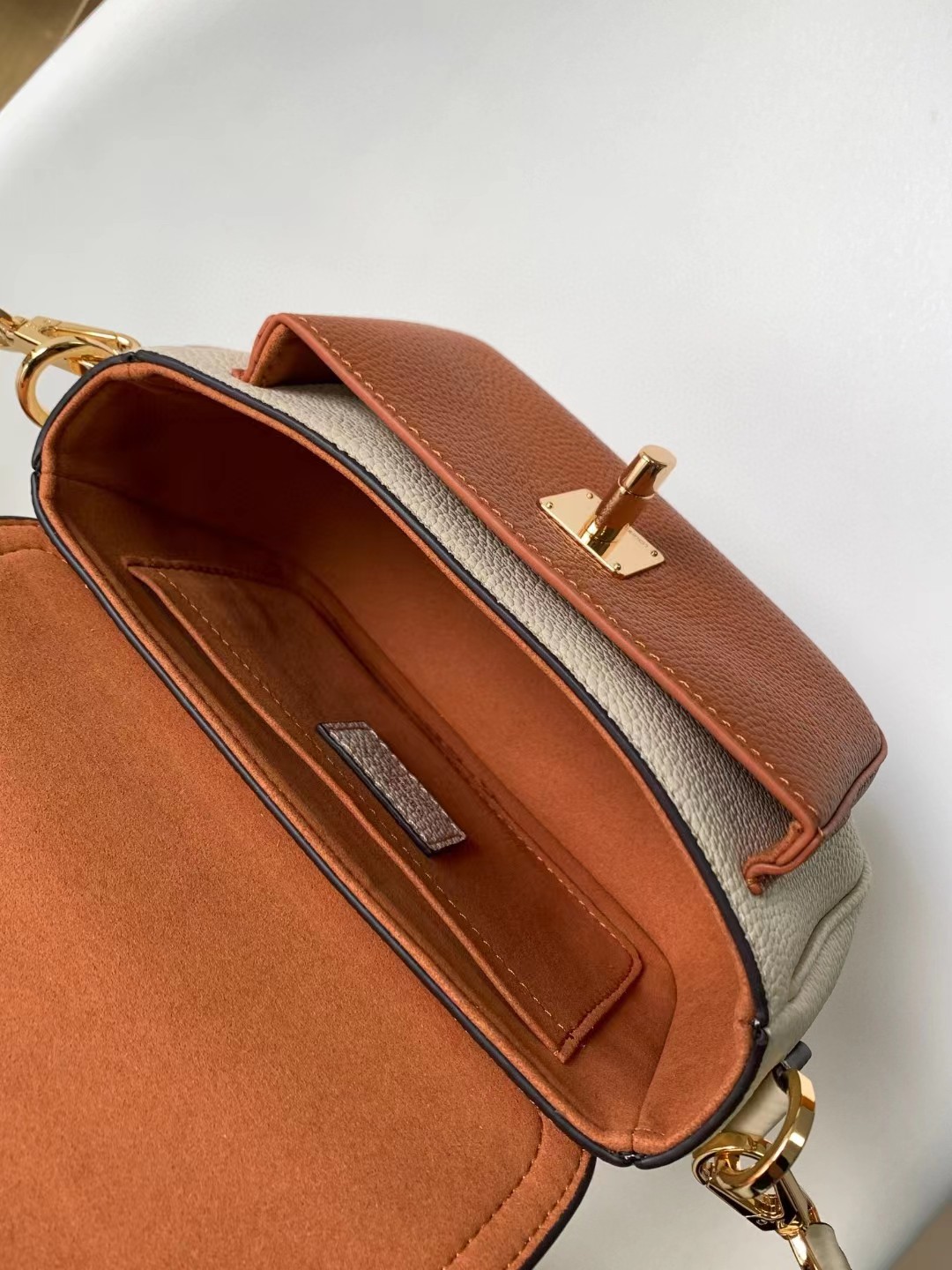 [TOP] Louis Vuitton LV  Epi Twist Bag 19/13/8cm- White