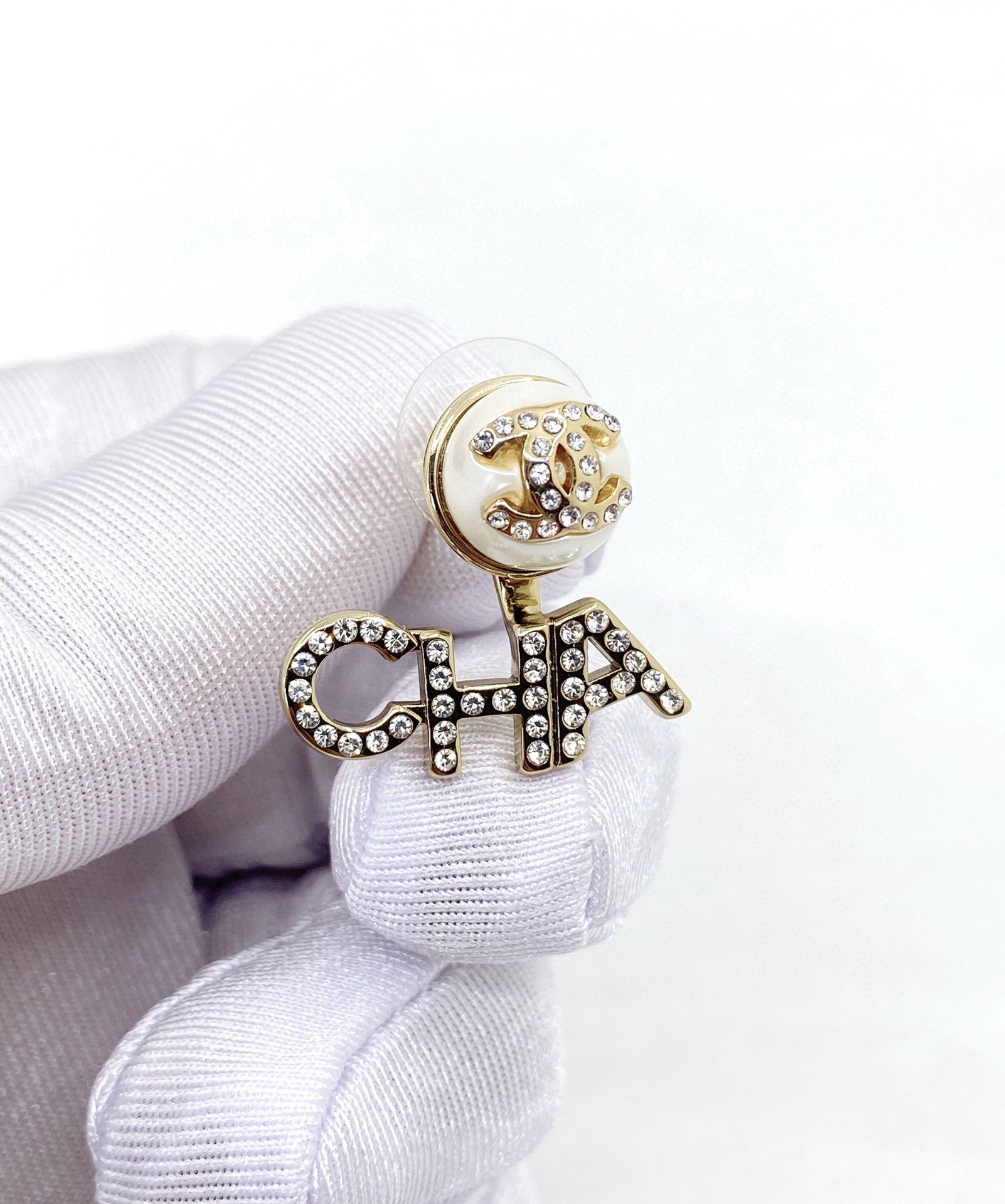 [TOP] CHANEL Diamond Logo Pearl Letter Stud Earrings