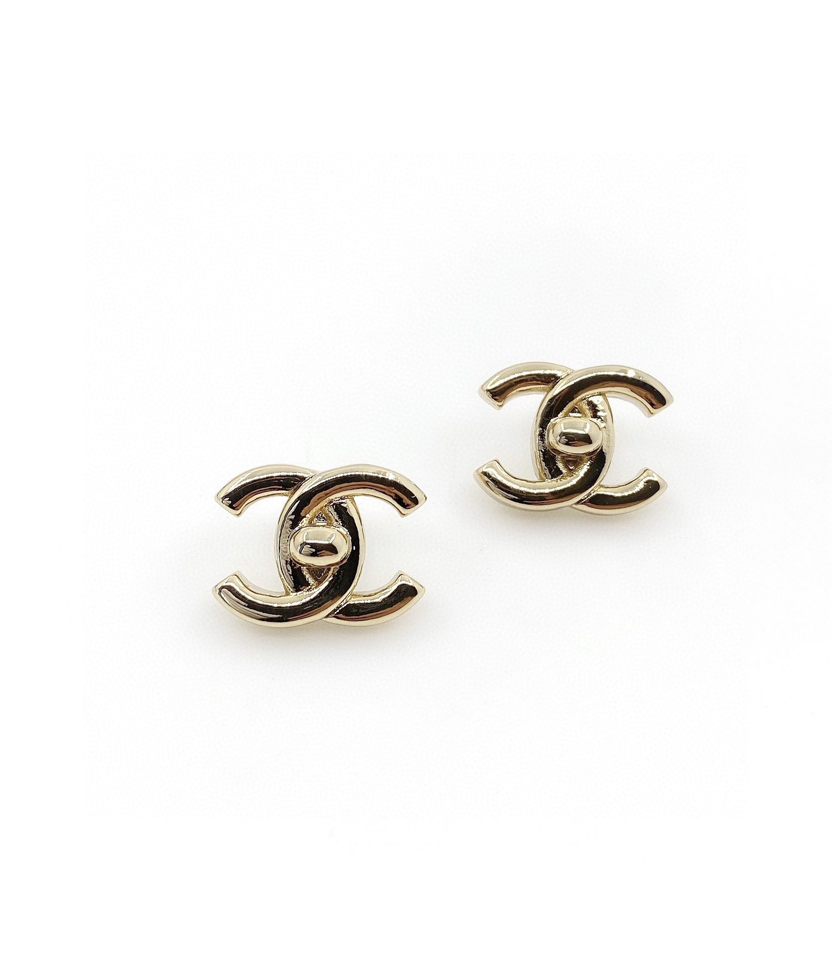 [TOP] CHANEL Logo Simple Brass Earrings
