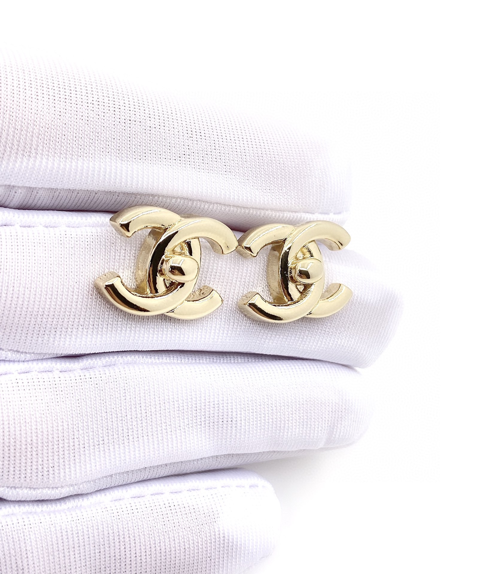 [TOP] CHANEL Logo Simple Brass Earrings