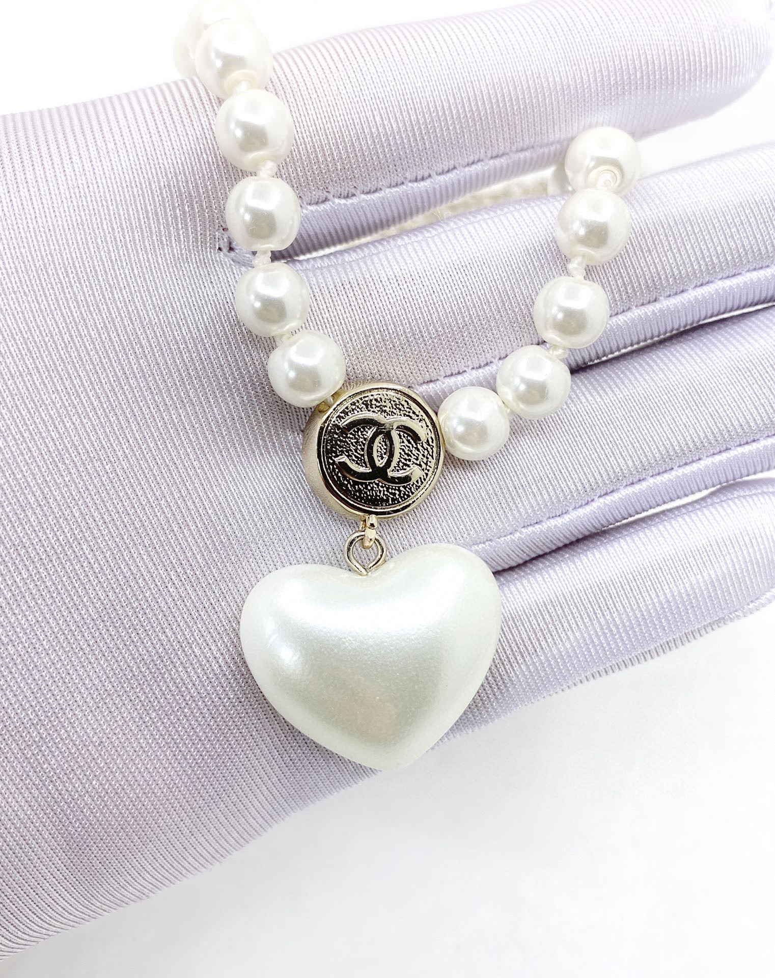 [TOP] CHANEL Diamond Logo Heart Pendant Pearl Necklace