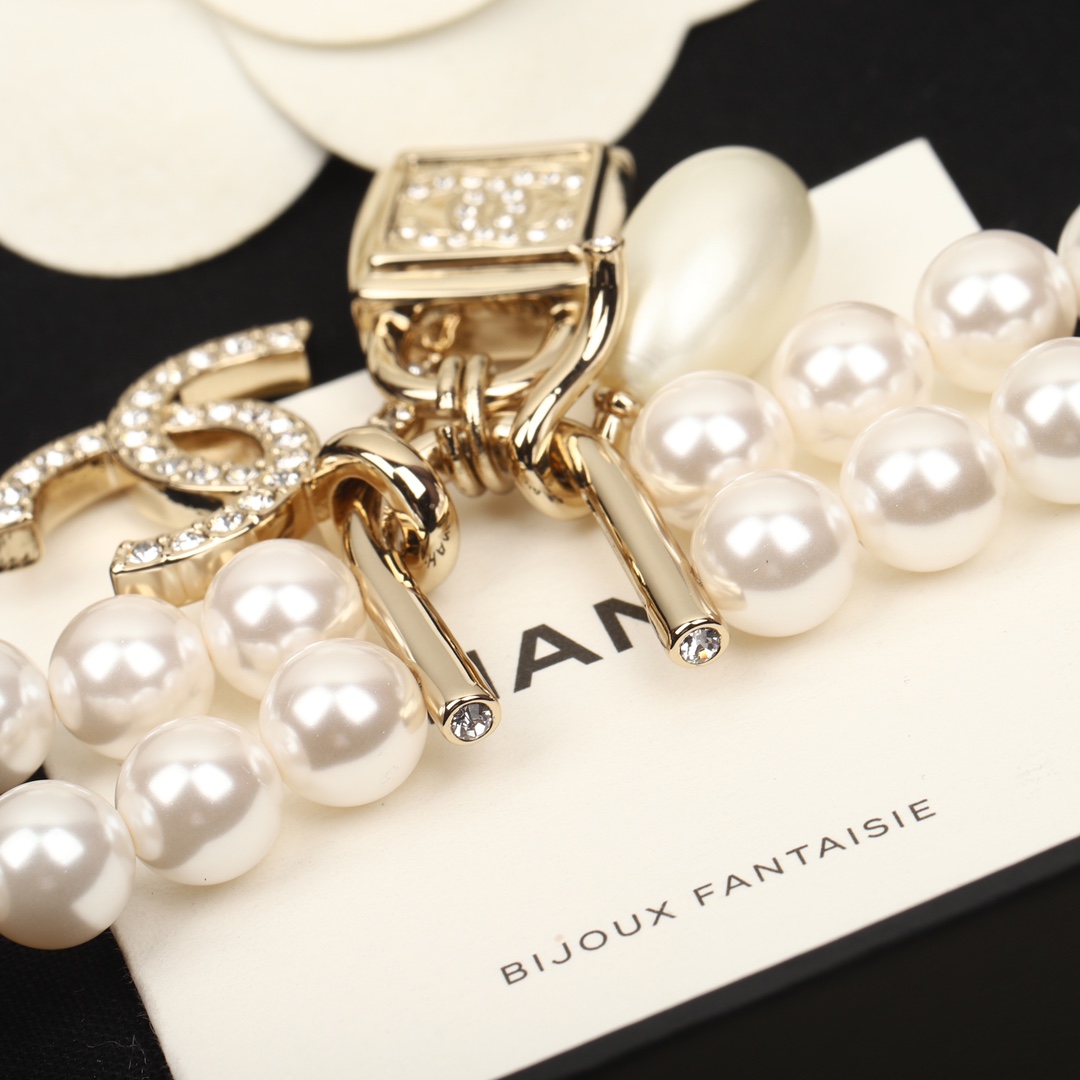 [TOP] CHANEL Diamond Logo Lock shape Pearl Necklace