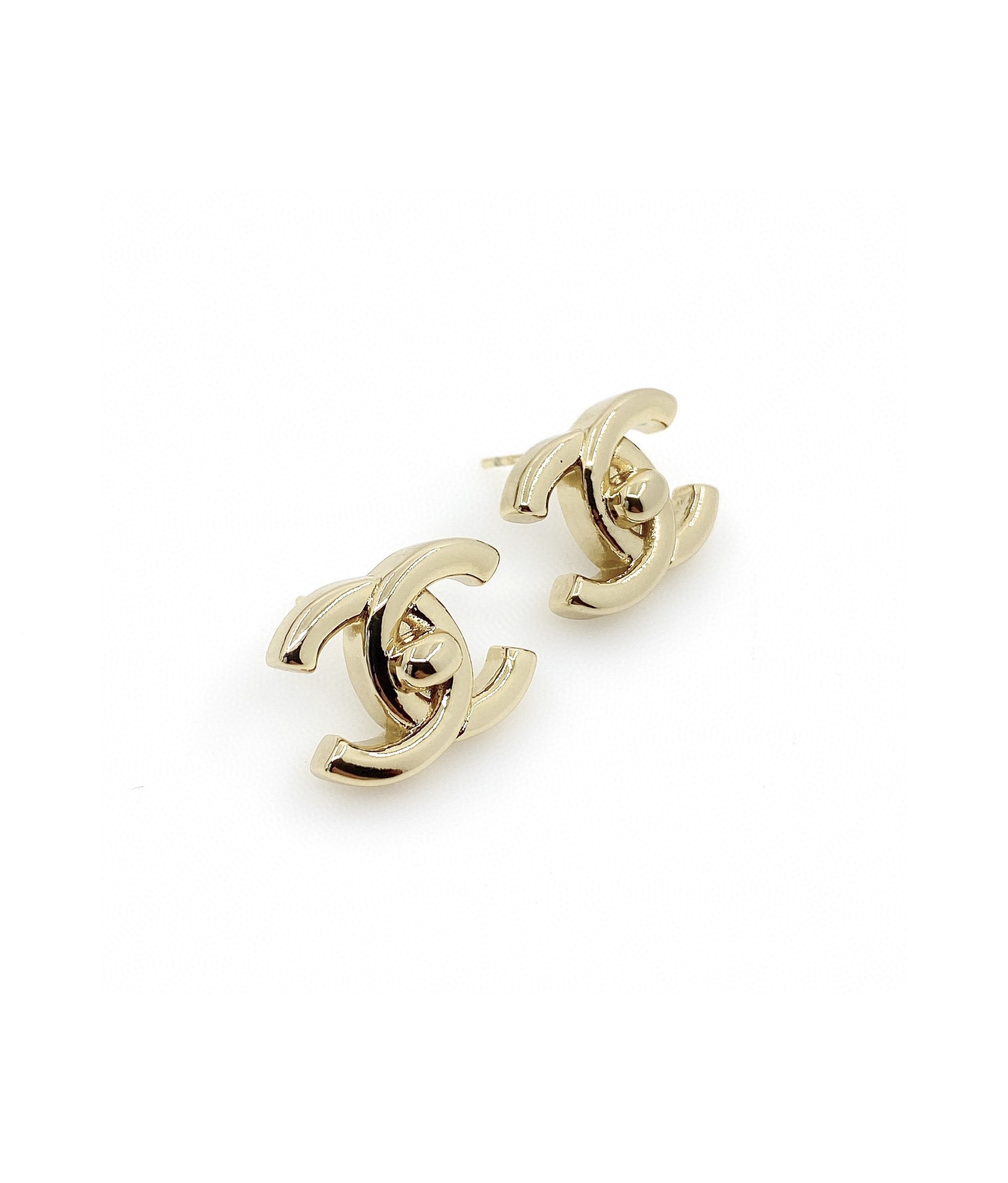 [TOP] CHANEL Logo Simple Brass Earrings