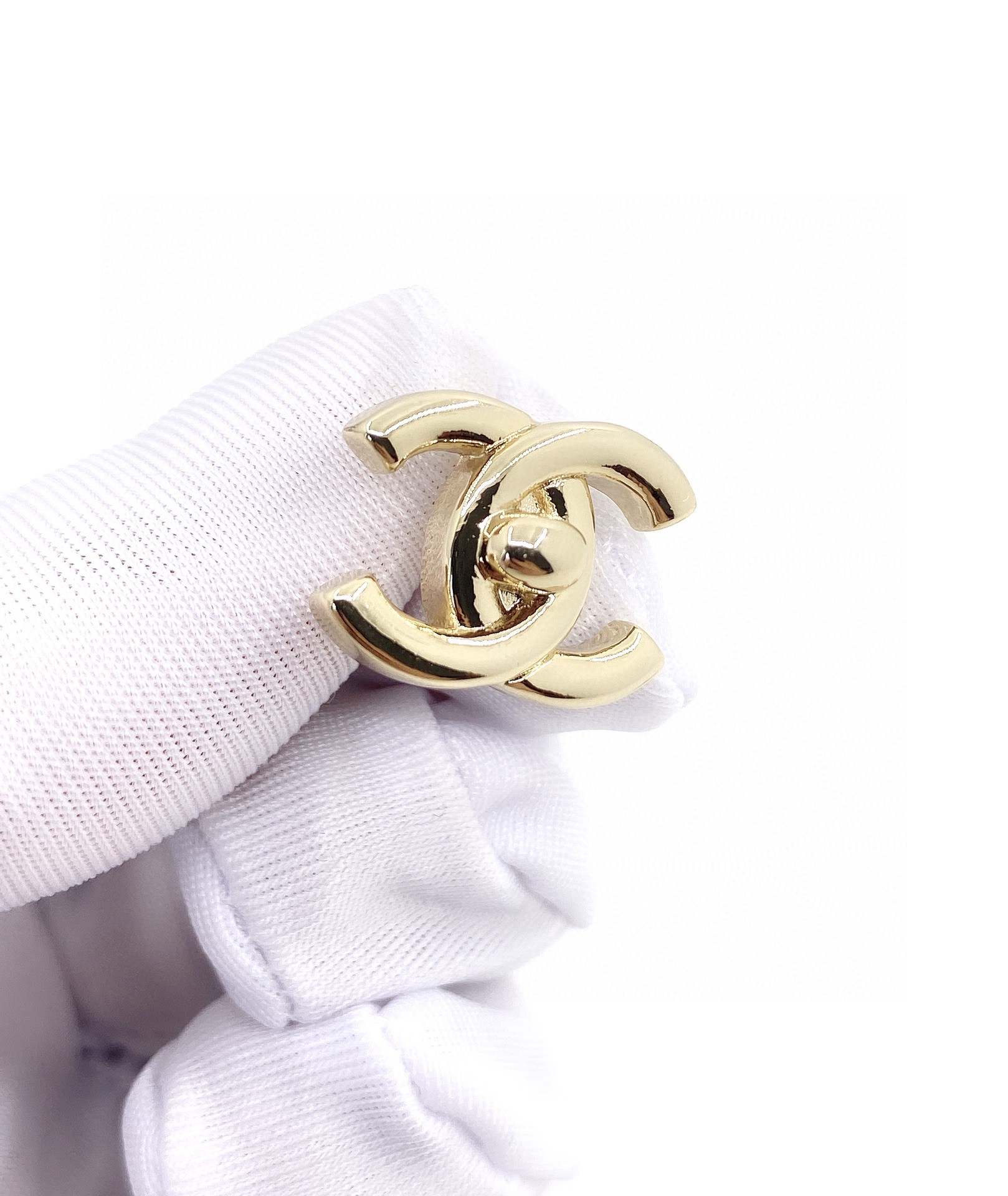 [TOP] CHANEL Logo Simple Brass Earrings